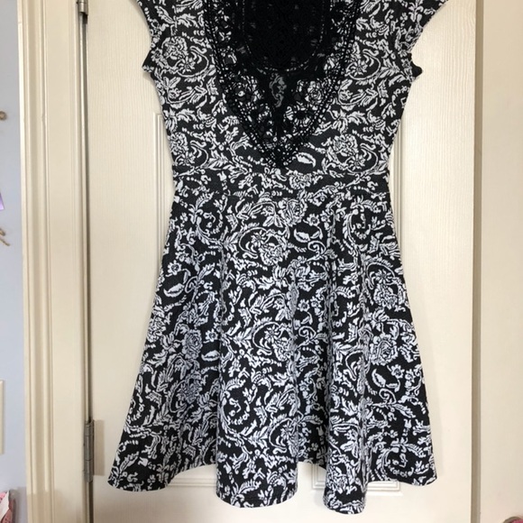 Black and white dress with lace - Picture 5 of 5